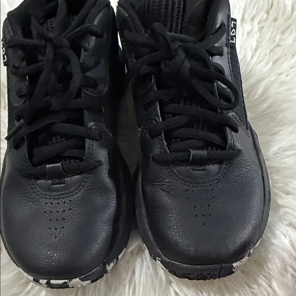 Under Armour stylish black